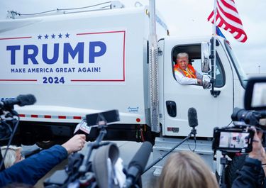 Donald Trump habla con la prensa desde un camión de campaña