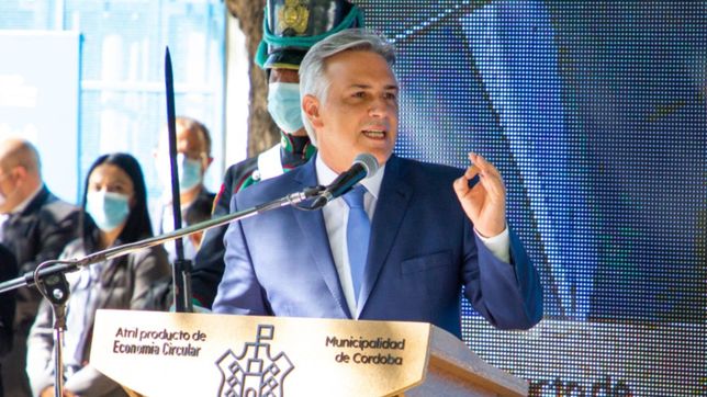 con traje de gestor, llaryora aun no se calza el ropaje de heredero