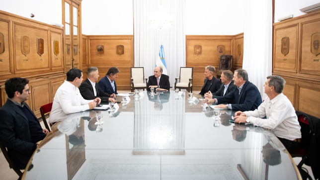 El jefe de Gabinete Guillermo Francos recibió a seis intendentes peronistas de Santa Fe en la Casa Rosada.