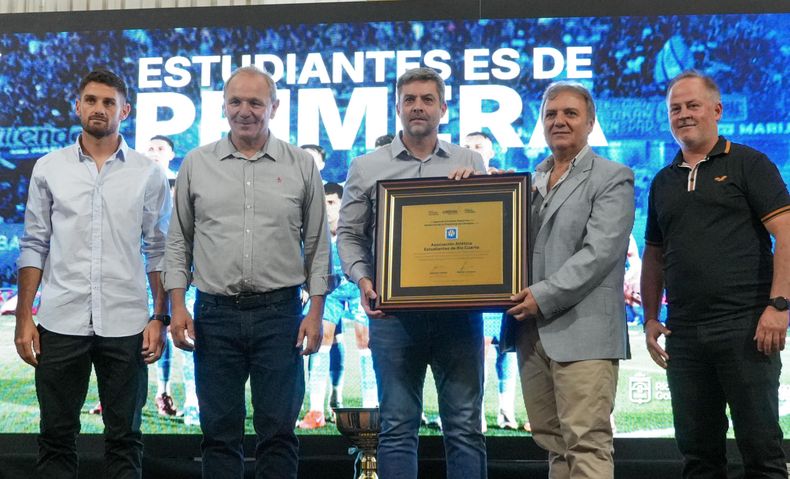Guillermo De Rivas encabezó el acto de reconocimiento a Estudiantes de Río Cuarto por el ascenso al fútbol grande de AFA. Agustín Calleri hace entrega de una placa conmemorativa de la Provincia, y la recibe Alicio Dagatti. Juan Manuel Llamosas no estuvo presente por motivos de agenda; tampoco Martín LLaryora.&nbsp;