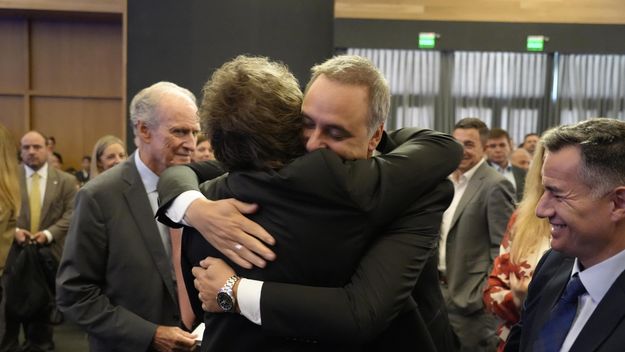 Javier Milei y Manuel Adorni en la Bolsa de Comercio de Córdoba