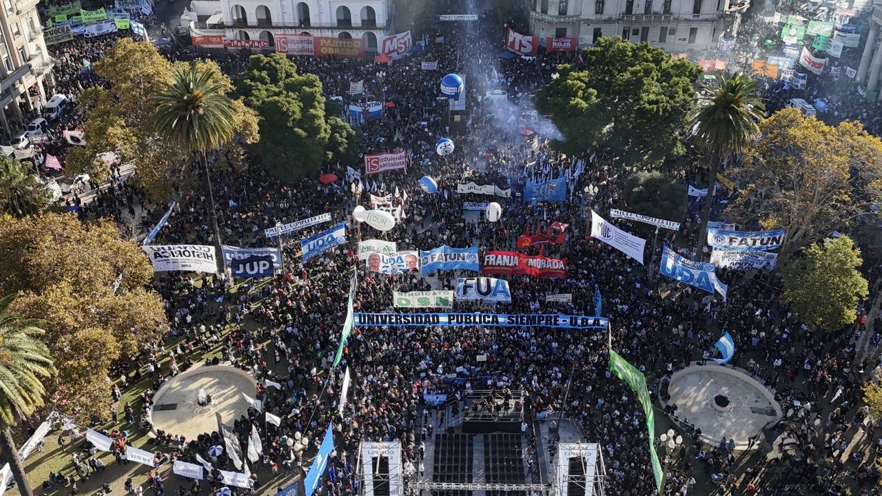 La multitud reunida en Plaza de Mayo, apenas una porción de otra inmensa movilización federal en defensa de las univerdades.&nbsp;