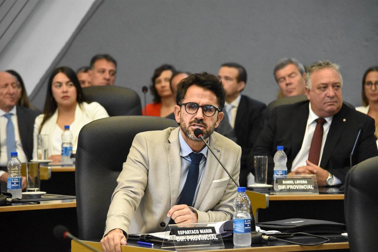 Espartaco Marín, cuando era presidente de bloque; a sus espaldas, Daniel Lovera (Plural), que asumió en su lugar: fue un golpe político en la Legislatura. FOTO: www.radiokermes.com