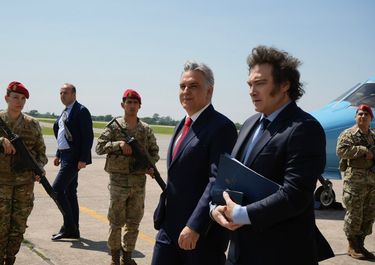 Martín Llaryora recibe a Javier Milei en el aeropuerto Córdoba