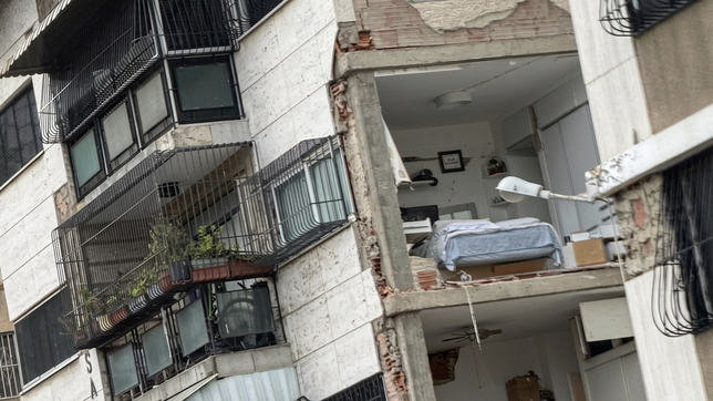 Un edificio muestra el impacto de los terremotos en Caracas. Venezuela enfrenta el desastre natura debilitada por una tormenta política perfecta.