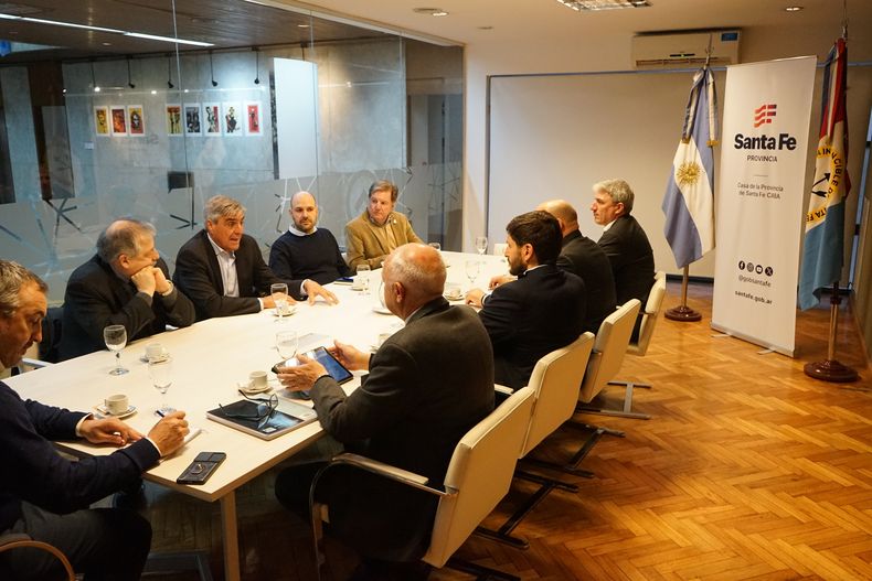 El gobernador Maximiliano Pullaro encabezó la reunión con la Cámara de Empresas Mineras.