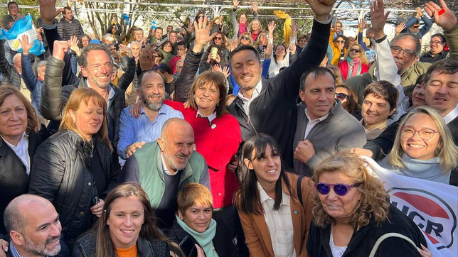 bullrich en su salsa: entre piquetes, mando mensajes a weretilneck y figueroa en el sur