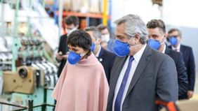 Fernández, en un hospital modular en Brown y una fábrica de barbijos en Quilmes