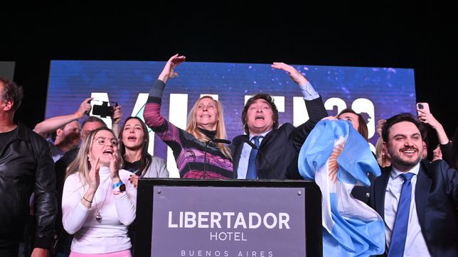 Javier Milei y Karina Milei arriba del escenario ganador de la PASO (Foto: Victoria Gesualdi)&nbsp;