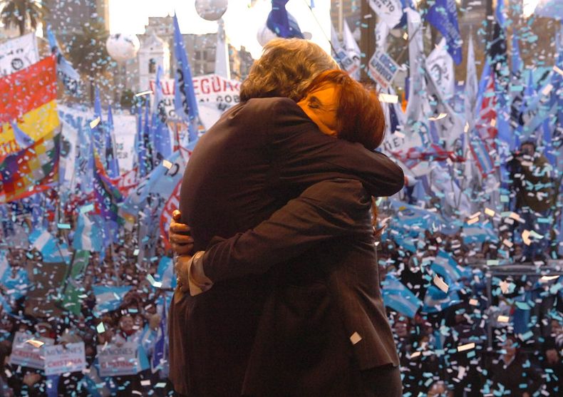 Cristina_Fernández_junto_a_Néstor_Kirchner_en_la_Plaza_de_Mayo_-_Junio_de_2008.jpeg