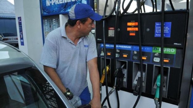 Con aval del Gobierno, las petroleras aumentaron la nafta un 5%