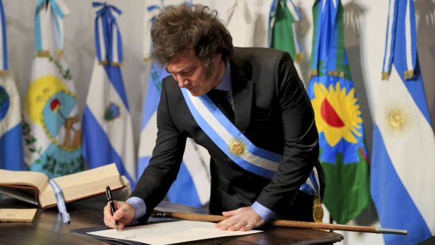 Javier Milei firmó el DNU del acuerdo con el FMI.