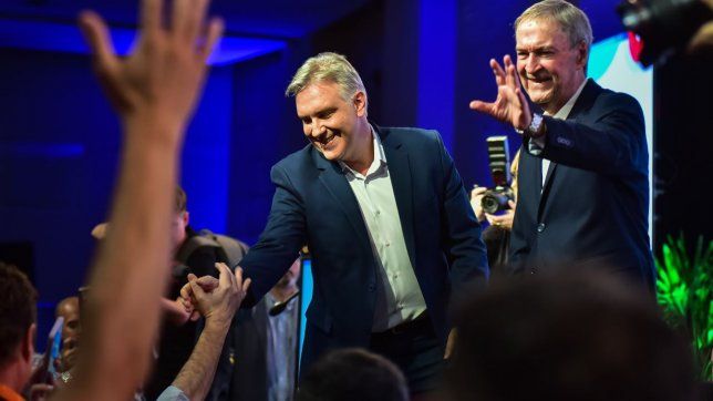 Martín Llaryora y Juan Schiaretti en el lanzamiento de campaña en Córdoba.&nbsp;