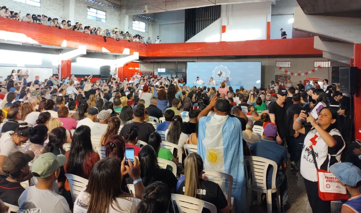 En medio de la pelea por el PJ Máximo Kirchner encabeza un acto en Lanús