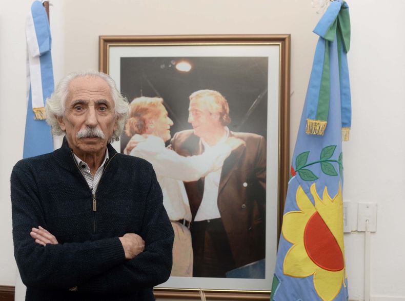 Lata con el cuadro de Balestrini y Néstor Kirchner.