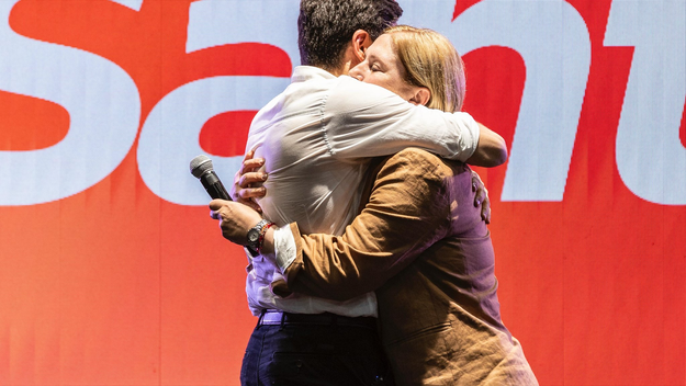 La vicegobernadora Gisela Scaglia, a los abrazos sentidos con Pullaro en plena campaña. 