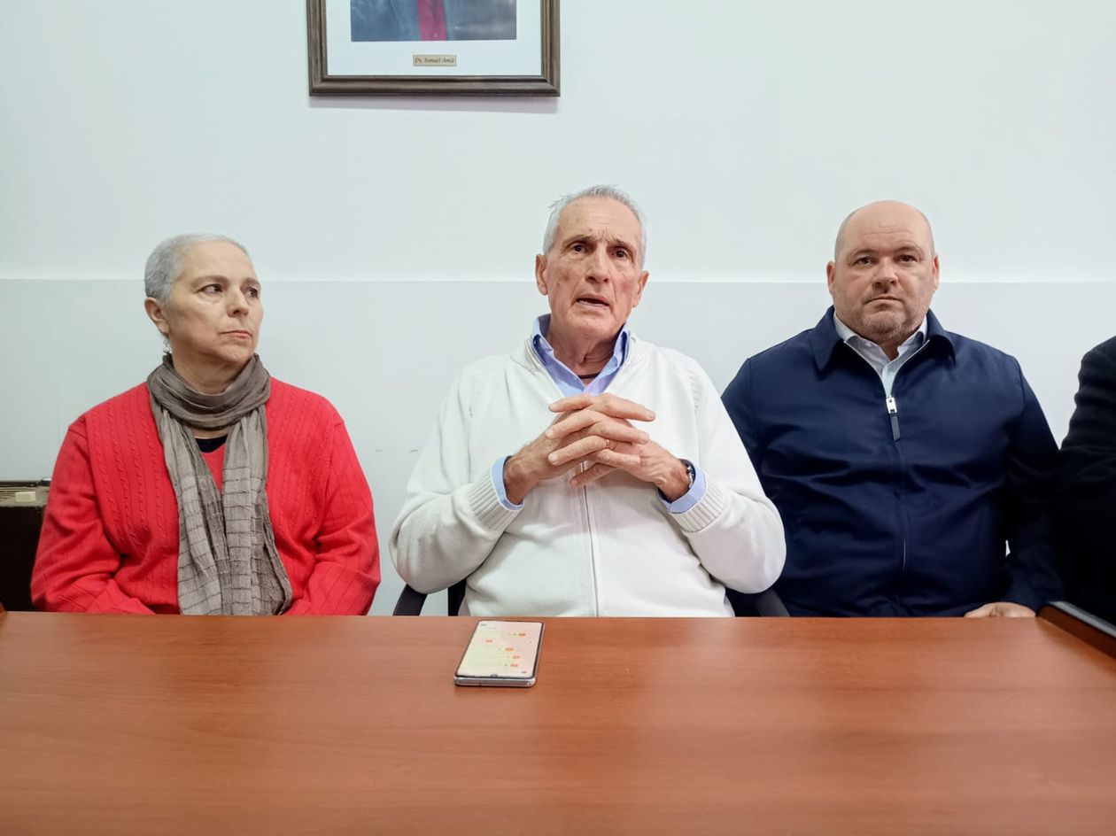 Juan Carlos Tierno, junto a Adriana López Quintero y Maximiliano Aliagas, candidatos del Movimiento Federalista Pampeano. FOTO: Pla B Noticias.