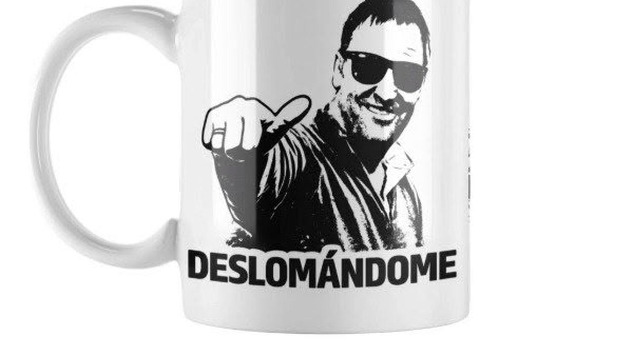 Manuel Adorni, ni siquiera una remera: apenas una taza.