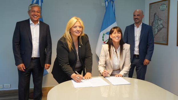 Karina Maureira y Julieta Corroza con Rolando Figueroa y Juan Ousset firmando el proyecto de Ficha limpia de La Neuquinidad.&nbsp;