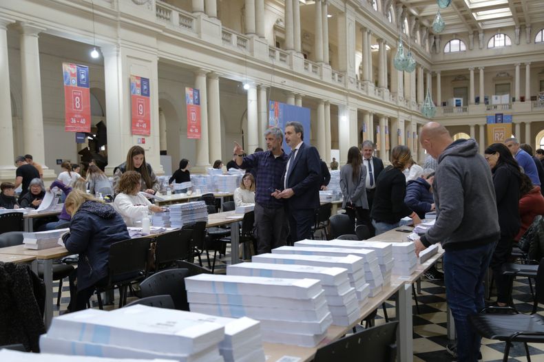 El juez Ramos Padilla (con corbata, en el medio) supervisando las Boletas Únicas de Papel impresas para la provincia de Buenos Aires. Foto: Secretaría electoral del distrito de Buenos Aires. El juez Ramos Padilla (con corbata, en el medio) supervisando las Boletas Únicas de Papel impresas para la provincia de Buenos Aires. Foto: Secretaría electoral del distrito de Buenos Aires.