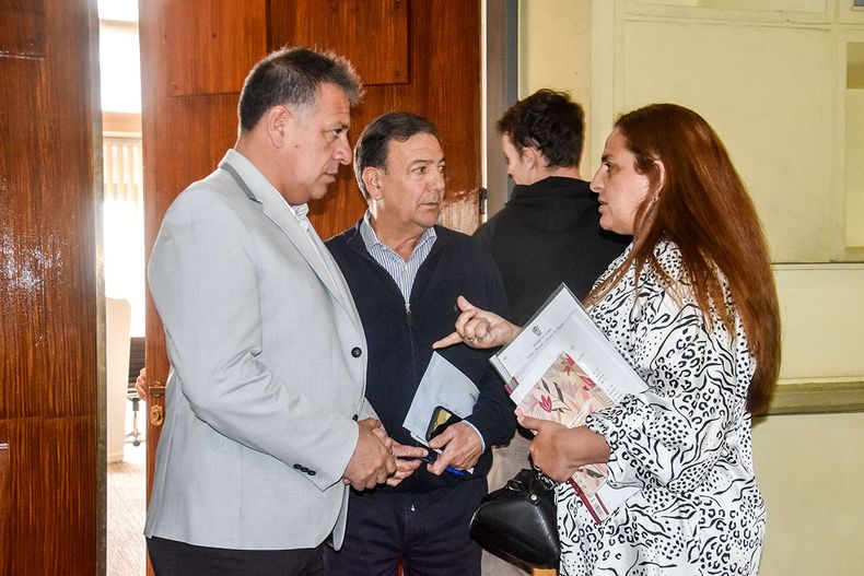 La Pampa armó una cumbre con las intendencias que padecen en carne propia el cierre de sucursales del Banco Nación. En la foto, el ministro de Gobierno y Asuntos Municipales, Pascual Fernández, junto a la intendenta de Eduardo Castex, Mónica Curutchet (Juntos por el Cambio) . FOTO: www.radiokermes.com