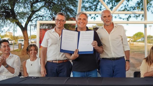 El gobernador Martín Llaryora anunciando la duplicación de calzada de la avenida Luchesse, en Villa Allende.