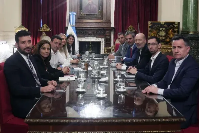 Martín Menem junto al bloque UCR y a funcionarios, en la definición de la sesión por boleta única.&nbsp;