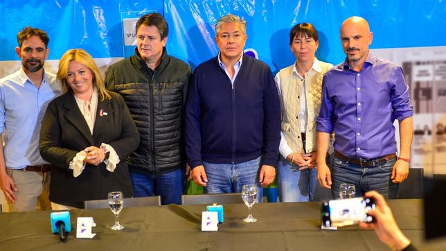En el bunker, y después de reconocer la derrota, Mariano Gaido y Rolando Figueroa junto a Julieta Corroza, Juan Ousset, Karina Maureira y Joaquín Perrén, las caras de la campaña de La Neuquinidad. 