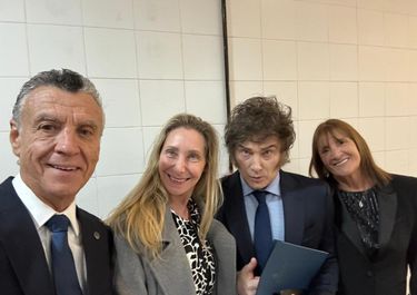 Los Milei y el matrimonio Grinman en la trastienda de la fiesta del Círculo Rojo
