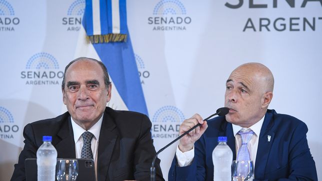 Guillermo Francos y Bartolomé Abdala, durante el debate de la ley ómnibus.&nbsp; Buscan las firmas para las leyes que pide Javier Milei.&nbsp;