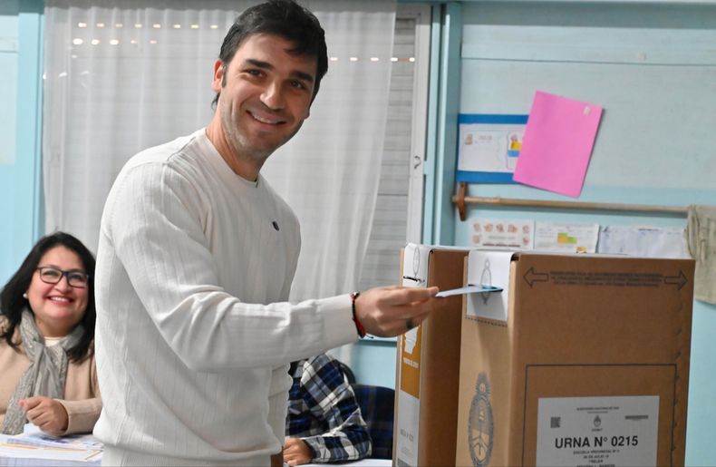 Ignacio Torres, gobernador de Chubut, votó en Trelew.