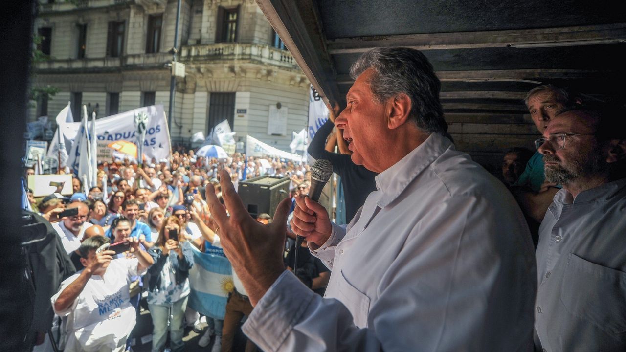 Carlos Rojo en un acto en defensa de la salud pública