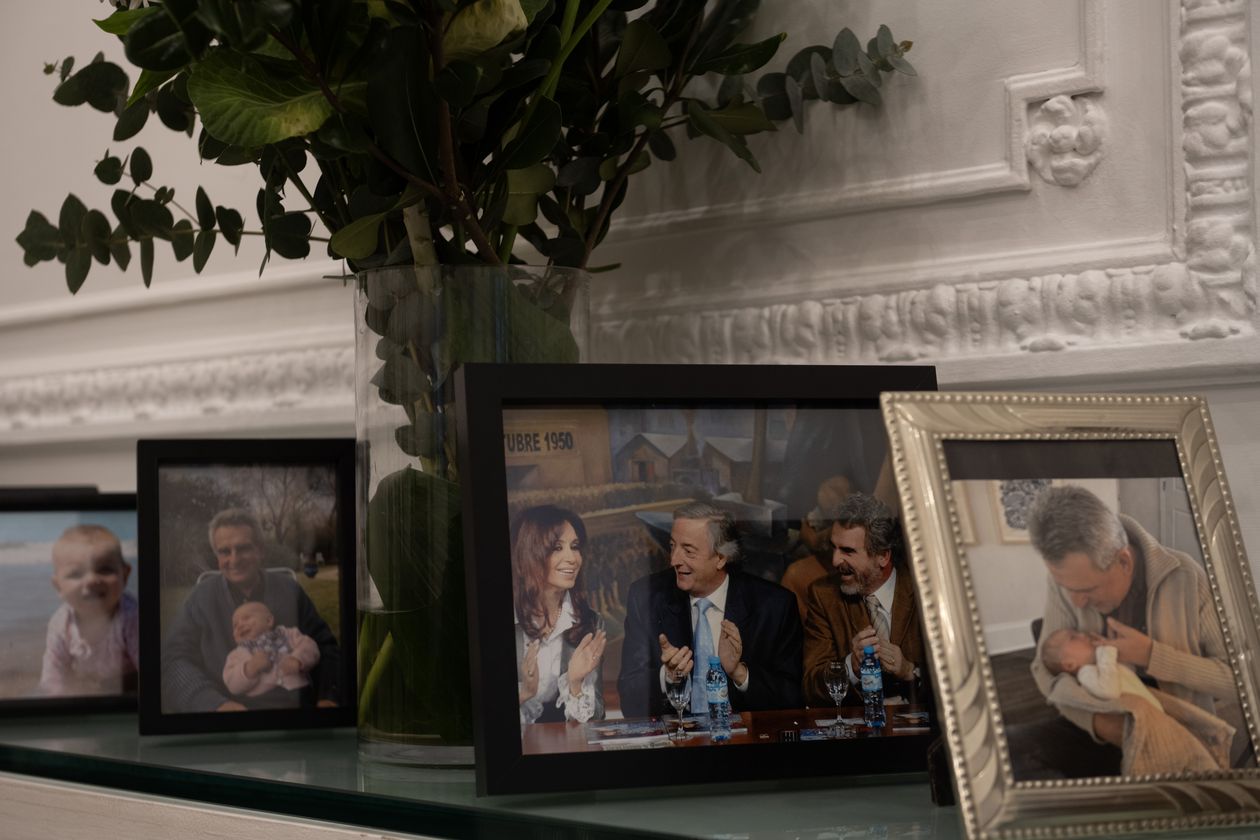 Néstor y Cristina Kirchner, entre las fotos familiares que adornan el despacho de Rossi. Foto: Victoria Gesualdi.