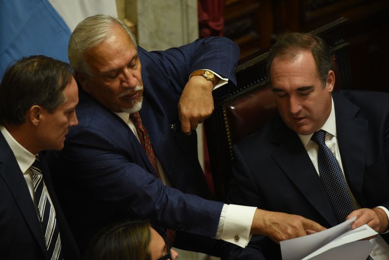 El senador Juan Carlos Romero (Provincias Unidas), aliado de Javier Milei, habla con Carlos Espínola (PU) y el secretario legislativo del Senado, Agustín Giustinian. Son claves para canalizar los pedidos de los gobernadores.&nbsp;
