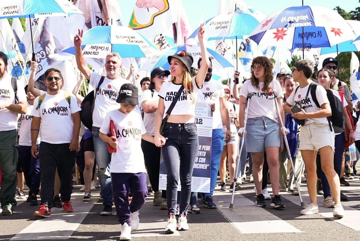 Gabriela Estévez encabezando una marcha junto a La Cámpora.&nbsp;