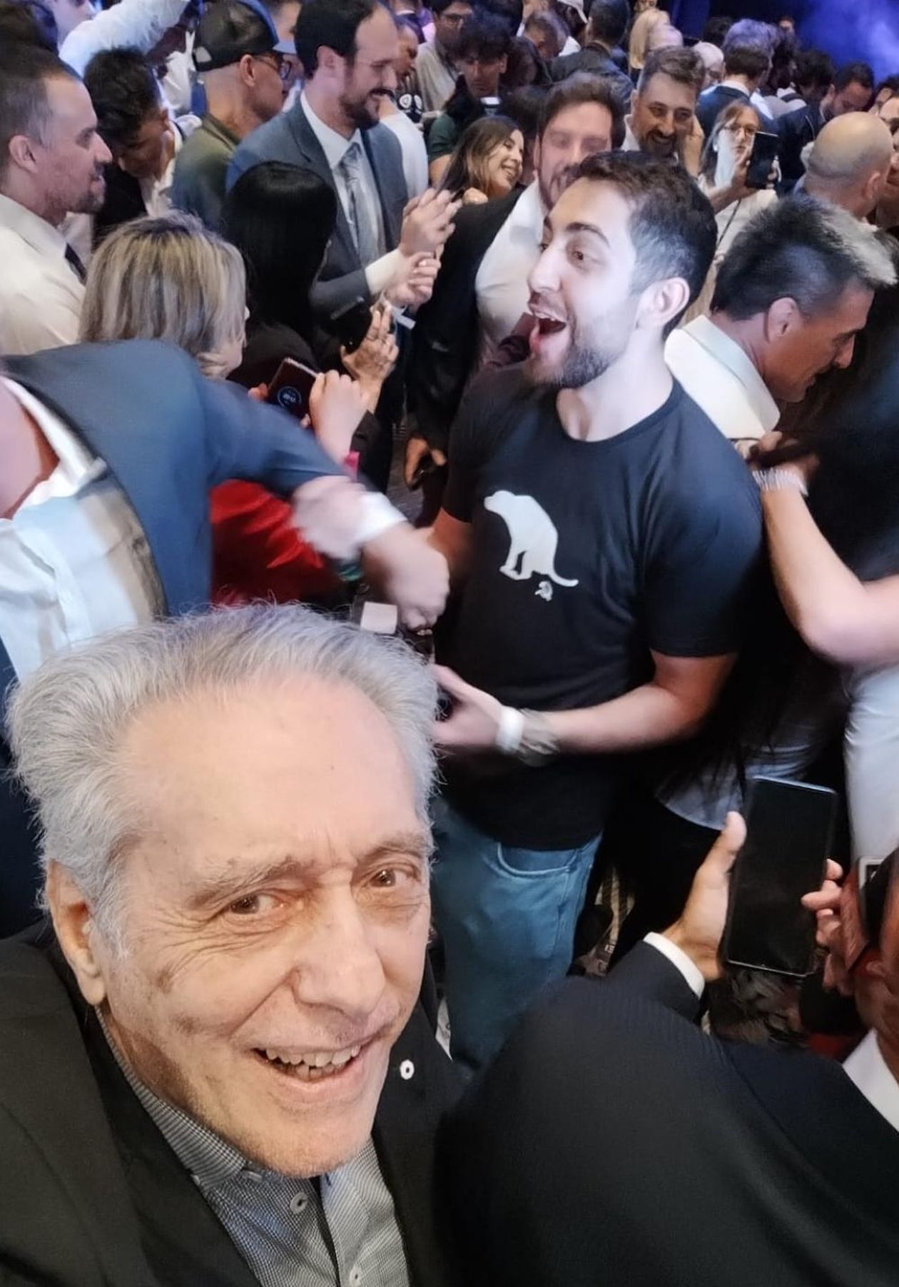 El médico pampeano Eduardo Filgueira Lima festejó el triunfo de Javier Milei en el bunker libertario. Ahora se fue de LLA porque hubo cuestiones domésticas que no me gustaron.