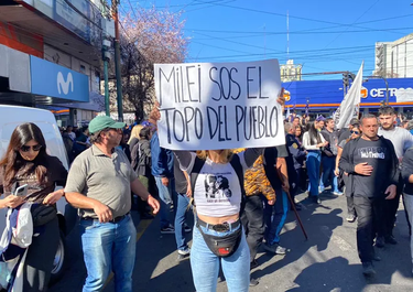Así recibieron a Javier Milei en Lomas de Zamora.
