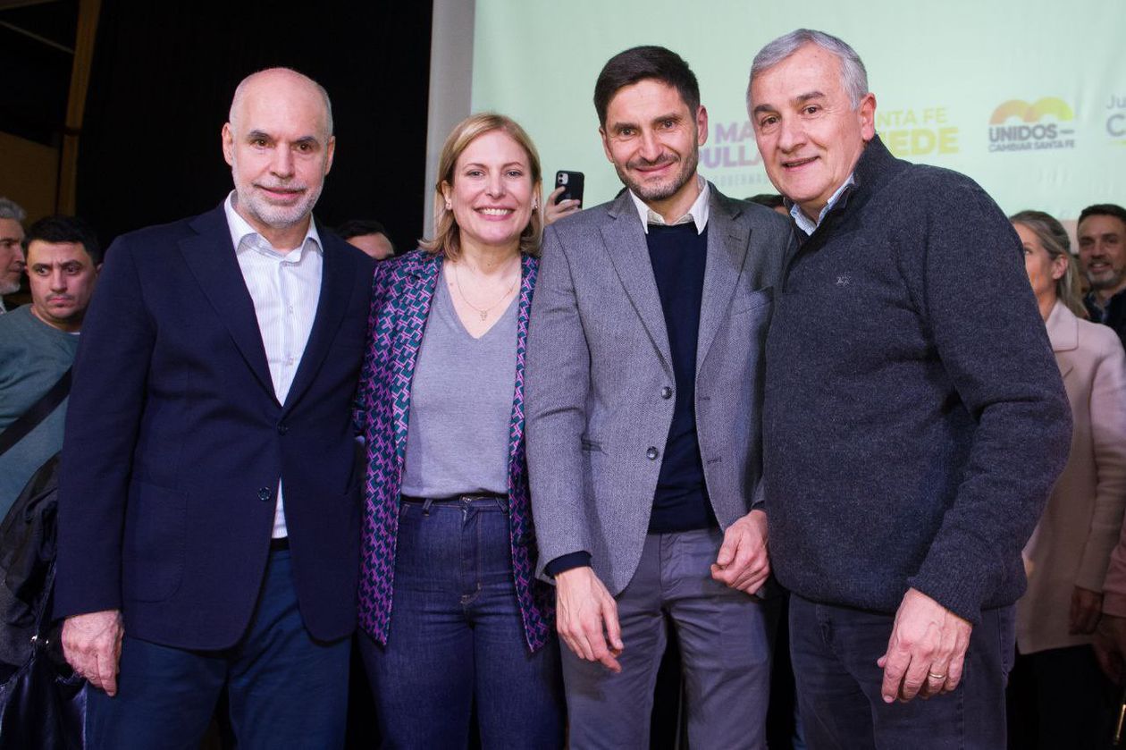 Horacio Rodríguez Larreta junto a Maximiliano Pullaro en el búnker durante el