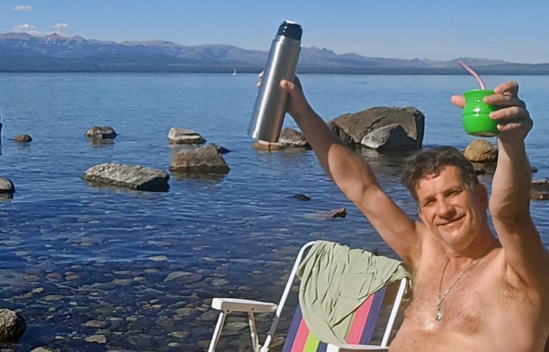 El concejal barilochense Leandro Costa Brutten, principal opositor a Walter Cortés, disfrutando de unos mates en el lago Nahuel Huapi.&nbsp;