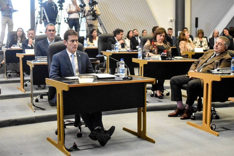 A la izquierda de la foto, el bloque de la UCR de La Pampa: Javier Torroba, Poli Altolaguirre, Pancho Aguilar; del otro lado, el bloque oficialista: César Montes de Oca y Liliana Robledo más visibles.&nbsp;Foto: www.radiokermes.com