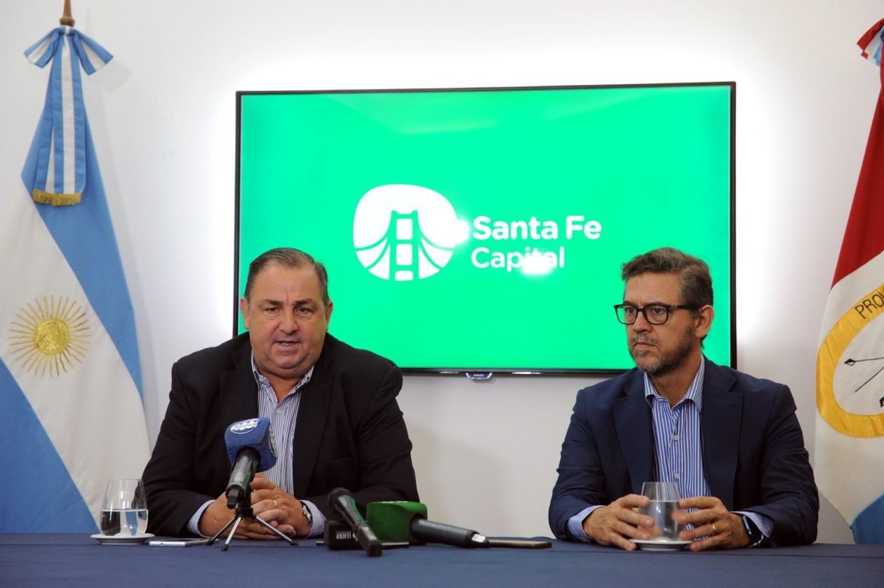 Juan Pablo Poletti junto a Sebastián Mastropaolo, secretario de Gobierno, ambos con pasado en el Santa Fe Rugby Cluv