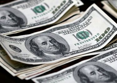 Sturzenegger salió a vender U$S500 M y logró una baja marginal del dólar