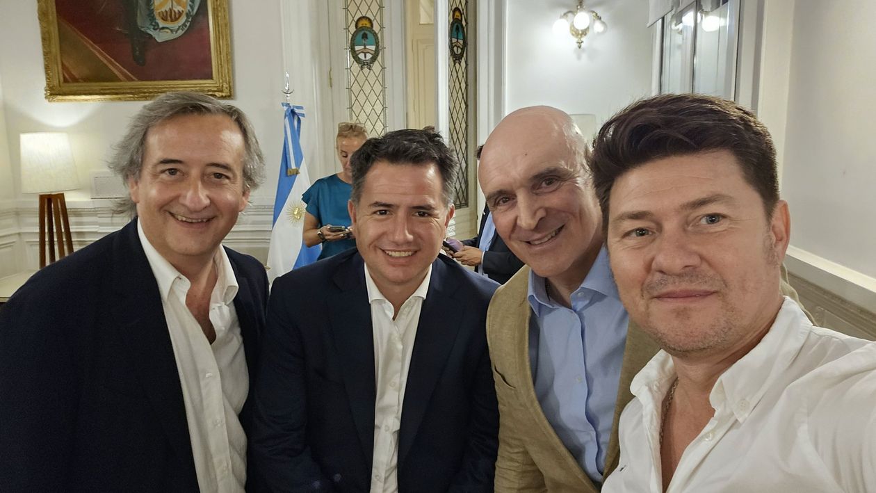 Nicolás Mayoraz (LLA), Gabriel Bornoroni (LLA) y José Luis Espert (AL), junto a Lisandro Almirón (LLA). Los tres primeros coordinarán el debate de la ley ómnibus.&nbsp;