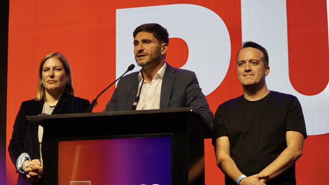 El gobernador Maximiliano Pullaro, flanqueado por dos figuras del PRO y el PS, Gisela Scaglia y Joaquín Blanco.