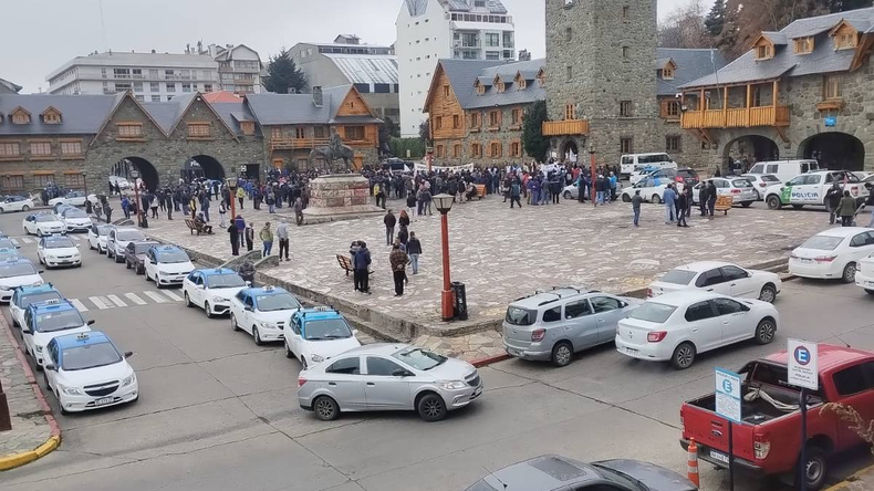 Ruidosa manifestación de taxistas en el Centro Cívico de Bariloche.