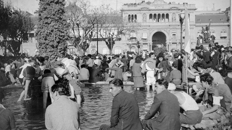 17 de octubre de 1945, Plaza de Mayo. Las patas en la fuente por Perón.