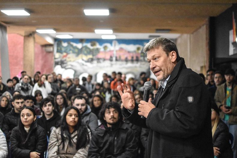 Oscar Alpa, rector de la Universidad de La Pampa, en una clase pública durante una de las últimas protestas sectoriales. Foto: www.radiokermes.com