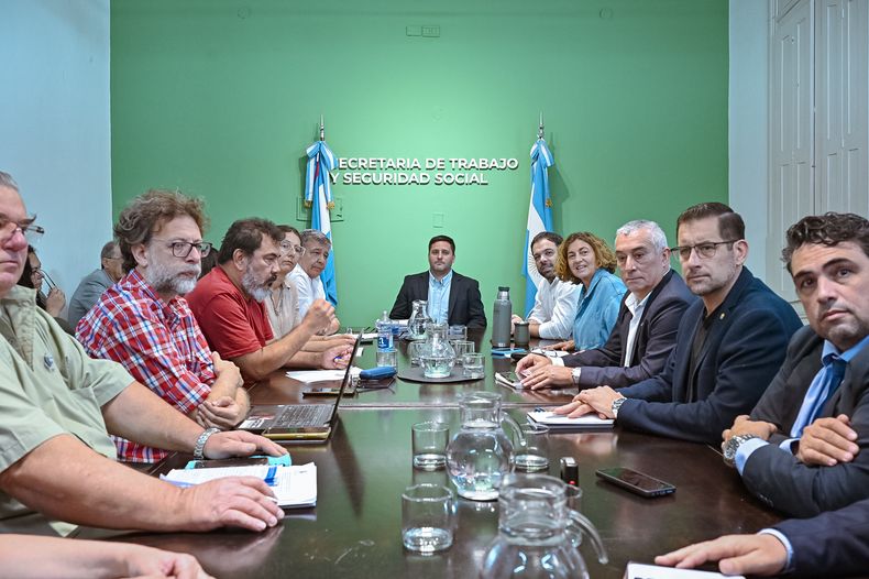 Momento en que Gobierno y docentes firmaron el acuerdo paritario.
