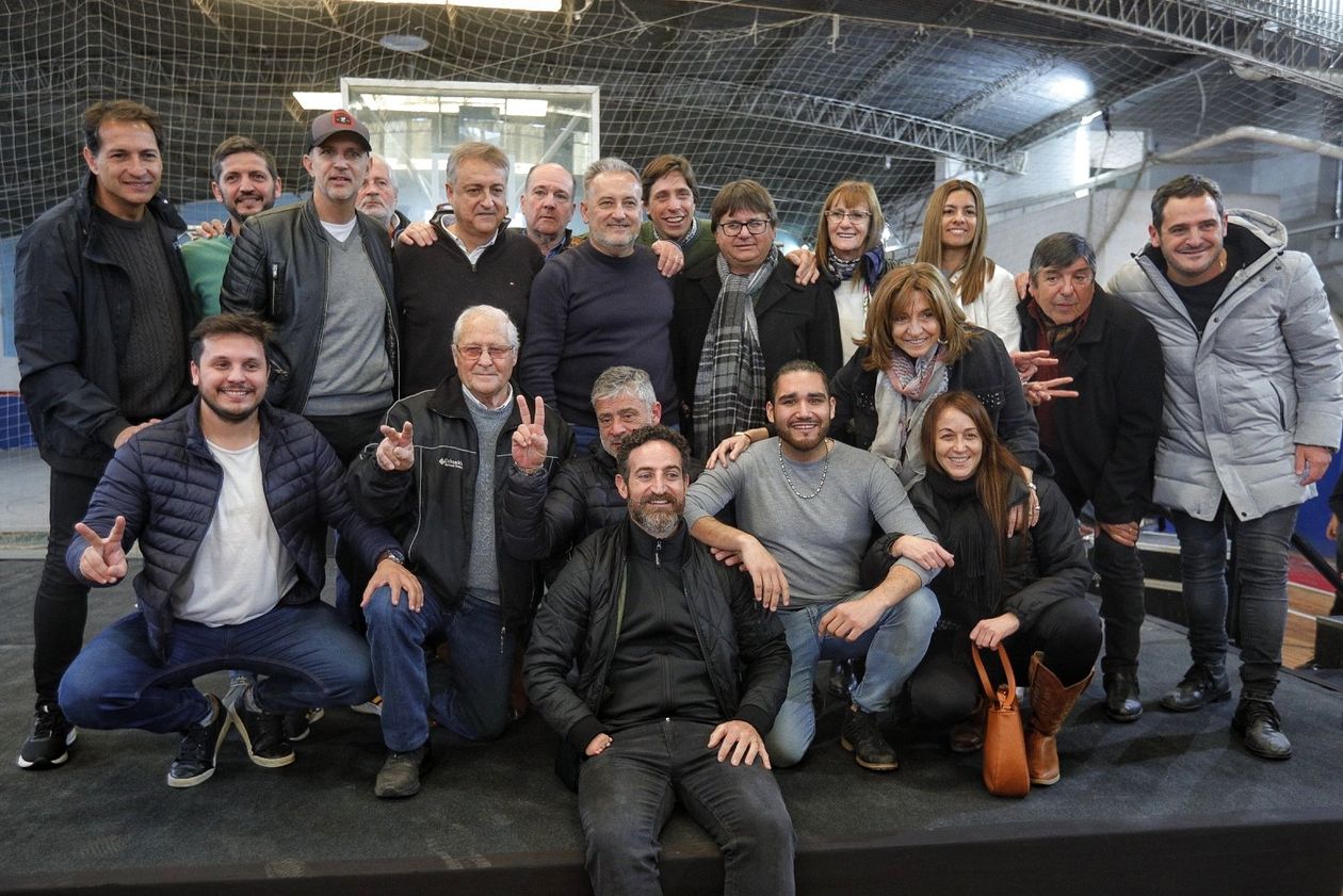 Sukerman (sentado adelante), Marcelo Lewandowski (parado) con un grupo de militantes tras el acto.