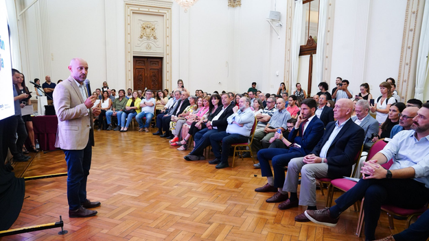 Gustavo Puccini habla, Maximiliano Pullaro mira y escucha. Rosario, en el horizonte.&nbsp;